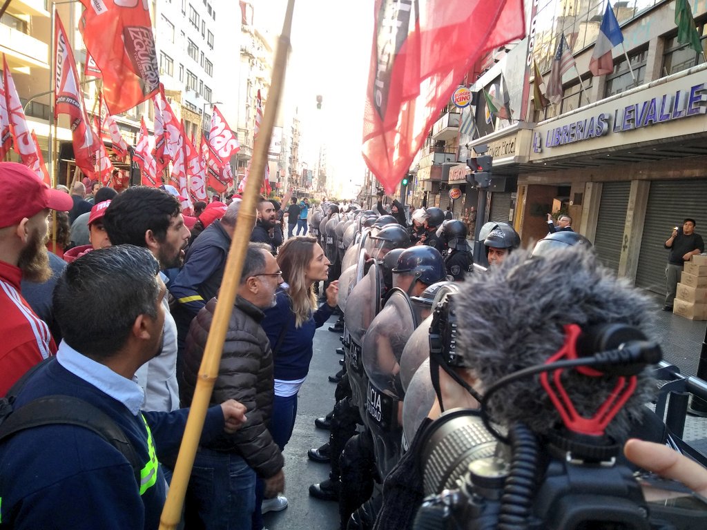 Corte y tensión en Corrientes y Callao por despidos en la autopartista Pilkington