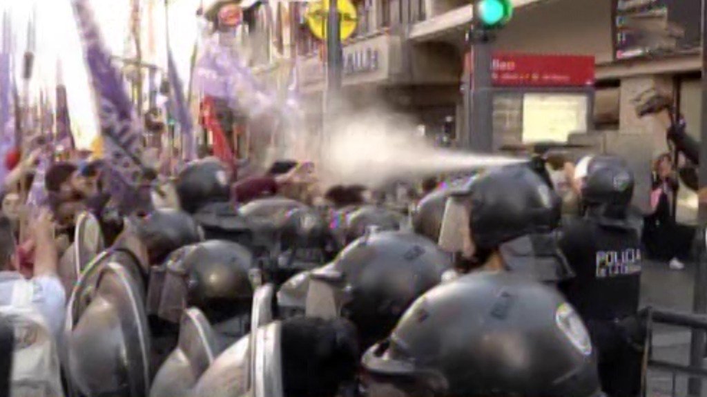 Reprimen la protesta contra los despidos en Coca Cola