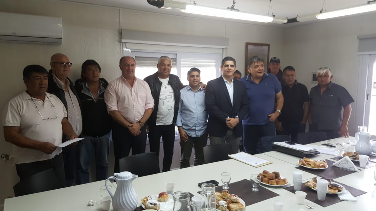 Aparicio se fotografió con uno de los hombres más oscuros del sector y los portuarios temen que intente una reforma laboral