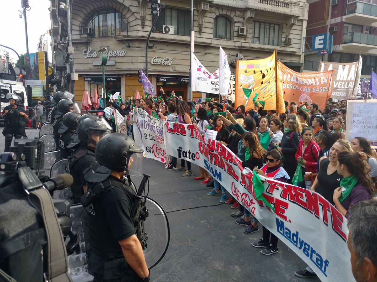 El paro de mujeres comenzó con un corte en Callao y Corrientes y un mensaje a la CGT