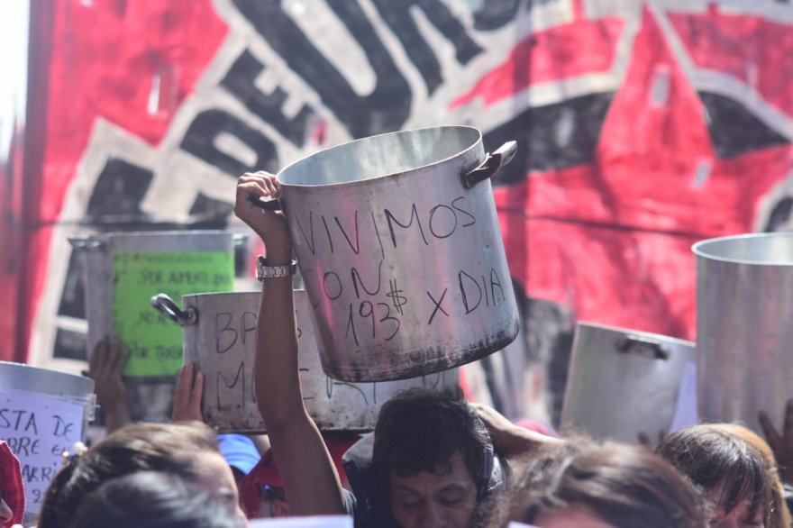 Con cortes de ruta, ollas populares y acampes frente a supermercados, organizaciones sociales piden respuestas frente al hambre