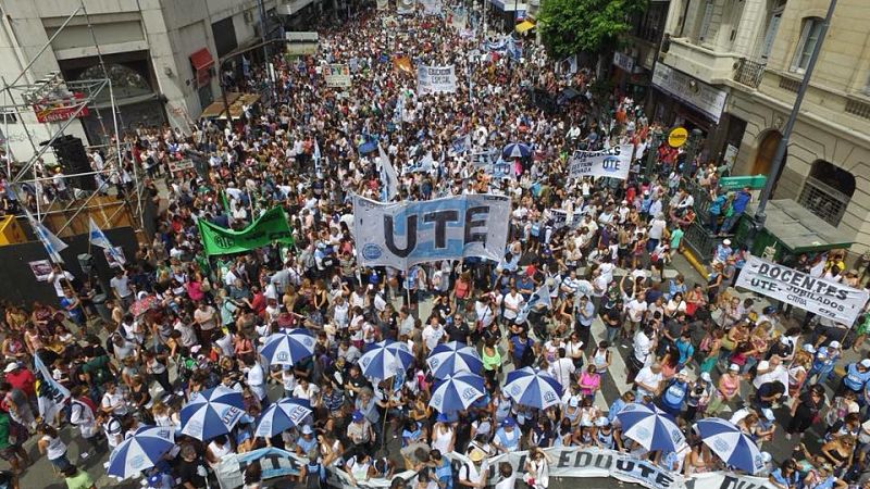 Docentes porteños dicen que en el distrito más rico del país los salarios se derrumbaron