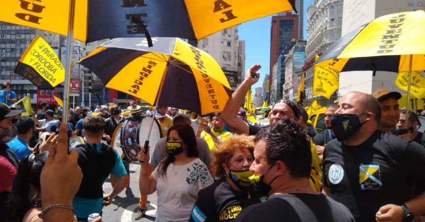 Taxistas protestaron contra las «aplicaciones de transporte ilegal»