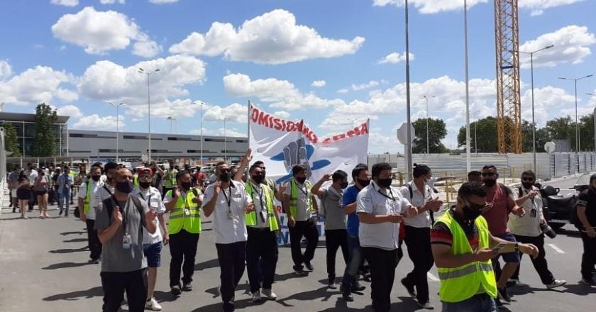 Tercerizados de Aerolíneas Argentinas reclaman el pago del aguinaldo y denuncian descuentos «ilegales»