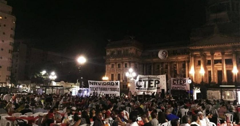 Organizaciones sociales hacen cenas solidarias por Nochebuena frente al Congreso y en Plaza Miserere