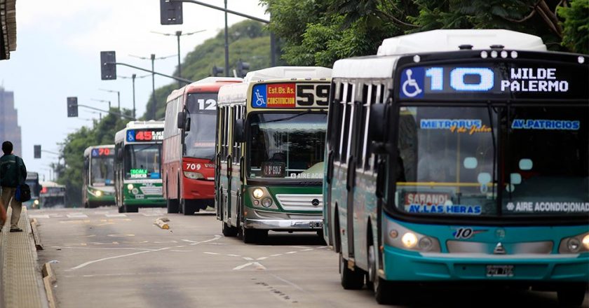 La UTA pactó un adelanto de $26.000 en dos tramos para los choferes del AMBA y sigue negociando paritarias