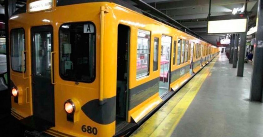 La policía de la Ciudad censuró una actividad gremial y amedrentó a Metrodelegados que pegaban carteles en el subte