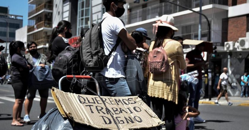 Manteros cortaron las vías del Sarmiento para que Larreta frene la represión y los dejen trabajar