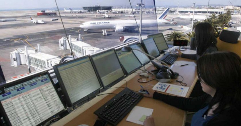 La huelga de un mes de los controladores aéreos en reclamo de aumento salarial ya impacta en los vuelos