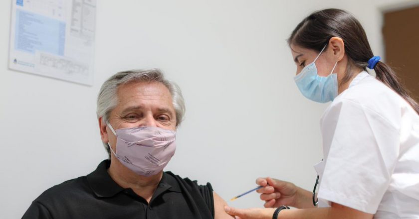 Trabajadores de la salud del Hospital Posadas aprovecharon la vacunación del presidente para recordar demandas históricas