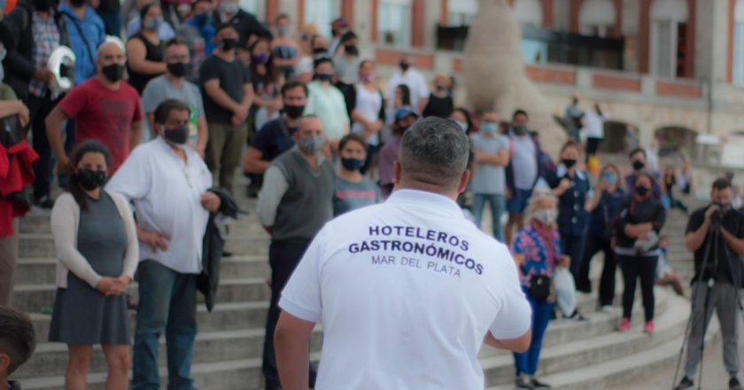 En medio de una temporada floja, los gastronómicos marplatenses salen a la calle y dicen que el 50% está debajo de la línea de pobreza