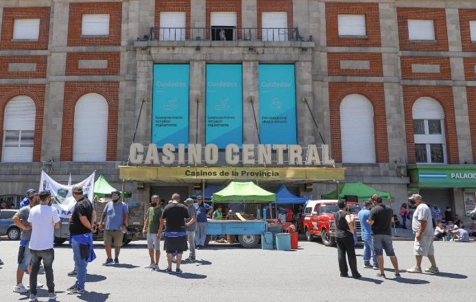 Acampe frente al Casino Central de la provincia de Buenos Aires en reclamo de democratización sindical