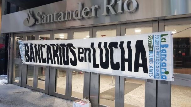 Protesta de bancarios contra Santander y BBVA por reducción de personal y cierre de sucursales