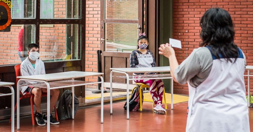 Malestar entre los docentes porque la Ciudad publicó un informe para desligar a las escuelas de los contagios, que volvieron a aumentar