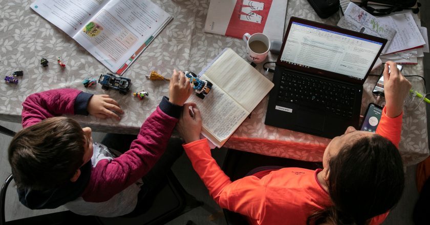 Empleados públicos nacionales con hijos de hasta 13 años podrán trabajar de manera remota