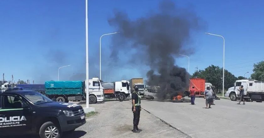 Reunión de transportistas con funcionarios para intentar destrabar un conflicto que ya impacta en la industria