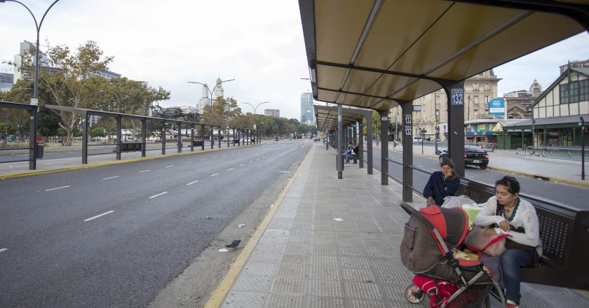 Ahora la UTA dice que si no consigue un bono de 15 mil pesos, paraliza mañana el transporte en todo el país