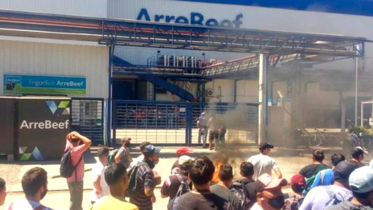 En medio de una interna del Sindicato de la Carne, cerró el frigorífico ArreBeef, echó 1.000 empleados y amenaza con no pagar indemnizaciones