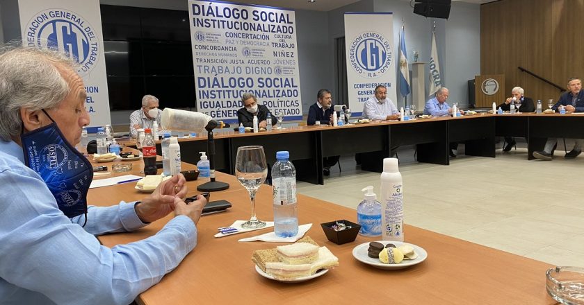 En medio del #VacunaGate y con varios frentes abiertos, la mesa chica de la CGT se reúne en la sede de la Uocra