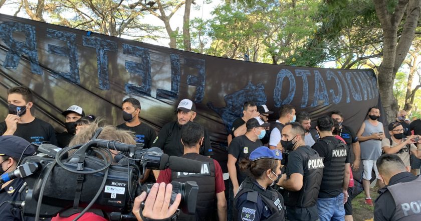 #27F Cruces en Olivos entre manifestantes opositores y afiliados del Sindicato de Fleteros