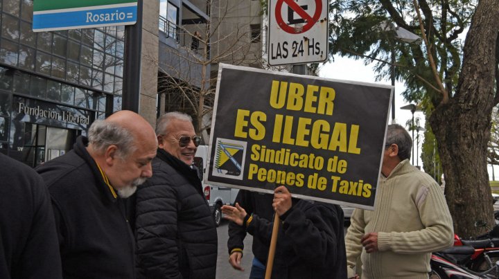 Uber busca desembarcar en Rosario con la promesa de «trabajo por tu cuenta» y ya hay resistencia de los taxistas