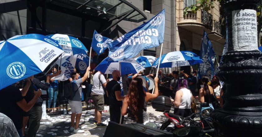 Movilizan a las puertas de Claro por el despido de trabajadores tercerizados de su call center