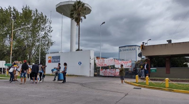 Siderar despidió 20 operarios, los trabajadores paralizan la planta hace una semana y le piden a Caló: «Poné huevos»