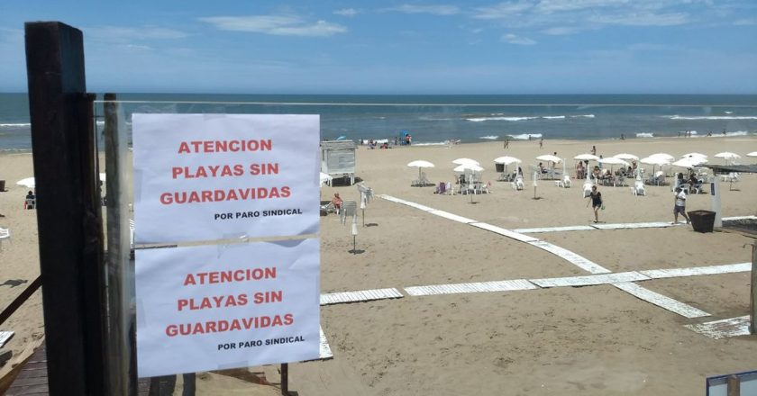 Guardavidas de Pinamar amenazan con parar todo febrero y dicen que su salario está por debajo de lo que vale una carpa