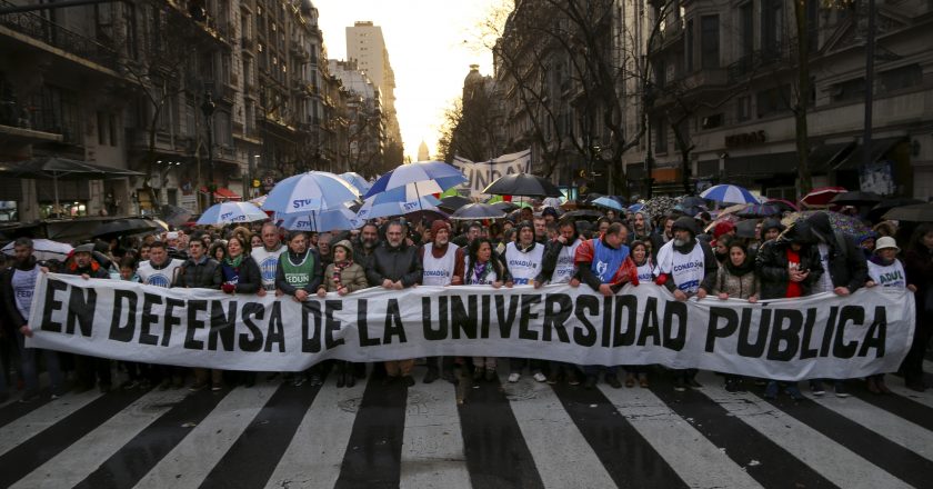 Docentes universitarios piden «urgente» convocatoria a paritaria y un aumento del 35% con cláusula de revisión