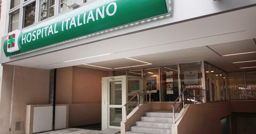 En medio de la polémica por la vacunación VIP, trabajadoras denuncian que el Hospital Italiano le descuenta las horas a las madres por llevar a los hijos a la escuela