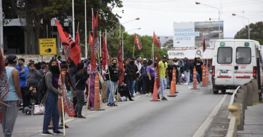 Tensión en Neuquén: Trabajadores de la salud y organizaciones sociales cortan rutas y puentes