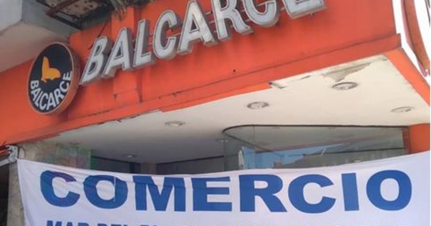 Empleados de Comercio tomaron los locales de Postres Balcarce en simultáneo para protestar por deudas salariales