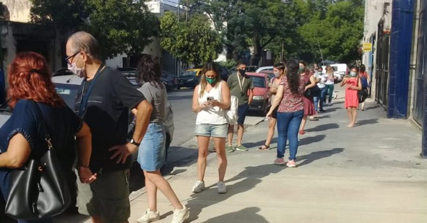 En CABA sigue la improvisación: citaron a docentes a un horario pero las vacunas demoraron más de dos horas en llegar