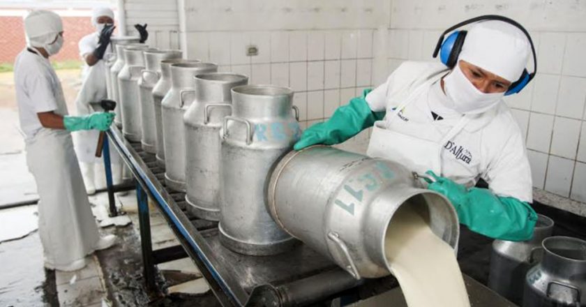 Trabajadores lácteos advierten que por cada litro de leche sólo se destina $1,60 a salarios