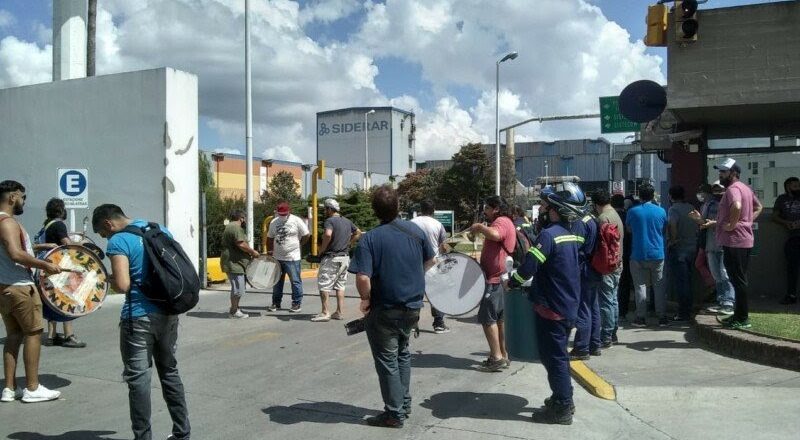 Metalúrgicos salen a la calle para que Paolo Rocca reincorpore a los 35 despedidos en pandemia de Siderar y cumpla con el Convenio Colectivo