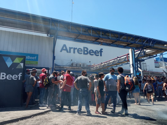 Amenazan con desalojar a los trabajadores del frigorífico ArreBeef