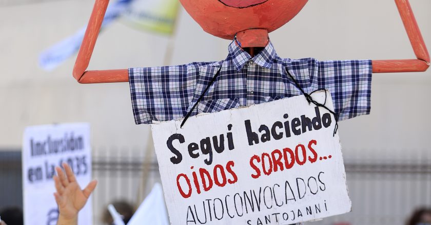 Con los hospitales al borde del colapso, enfermeros lanzan protesta y caravana para reclamarle a Larreta que las reconozca como profesionales de la salud