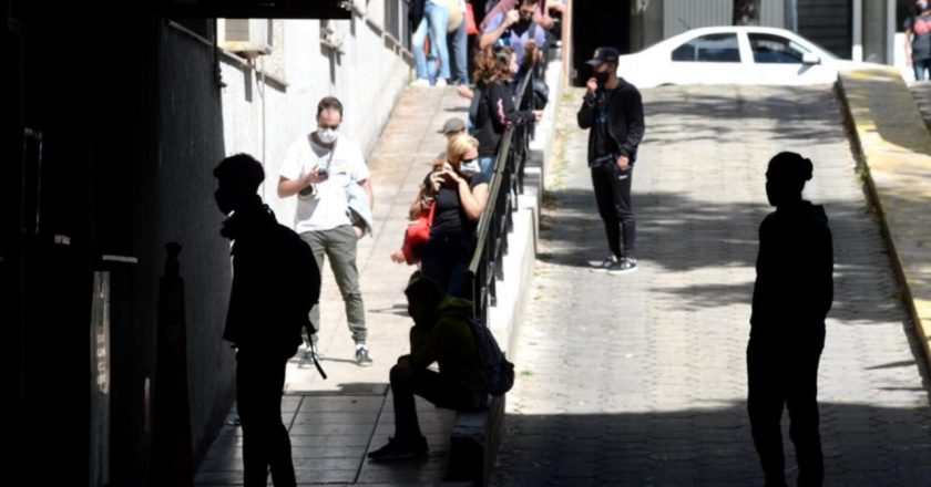 Médicos dicen estar agotados y piden que la población «tome todas las medidas prevención» para «evitar por todas las formas posibles que colapse el sistema de salud»