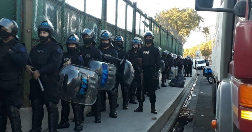 Luego del desalojo y el cierre de la Terminal 5, acusan a Lizarraga de entregar a los trabajadores del puerto