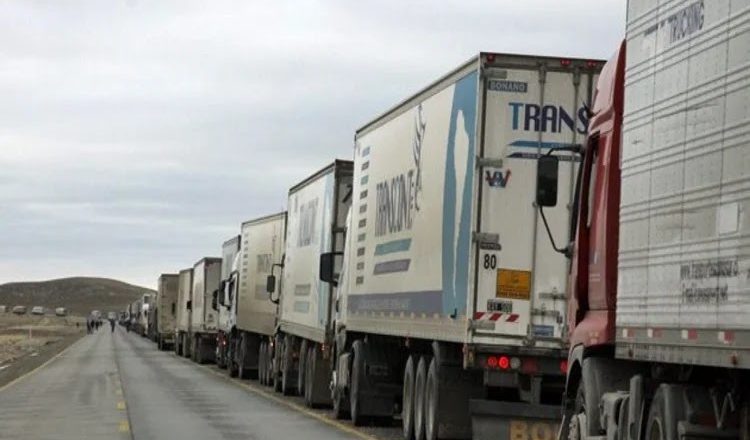 Crisis camionera bilateral: Moyano corta el puente internacional de Paso de los Libres y hay tensión con los choferes brasileños