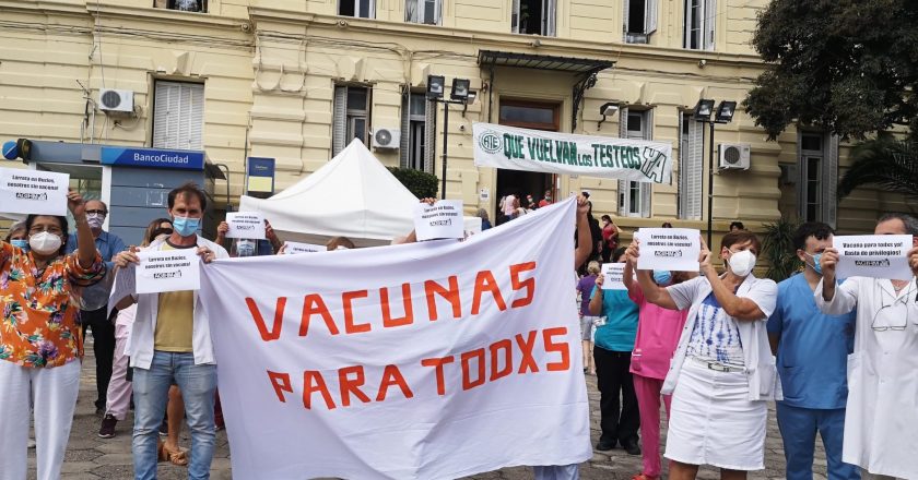 Trabajadores del Hospital Neuropsiquiátrico Moyano protestaron por la «falta de vacunas a trabajadores esenciales»