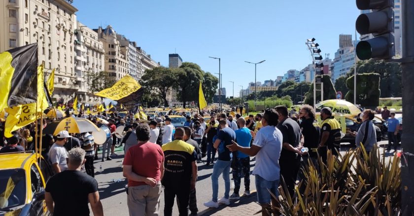 Multitudinaria caravana de taxistas para reclamar que Larreta bloquee las aplicaciones: «Estamos ante una crisis terminal»