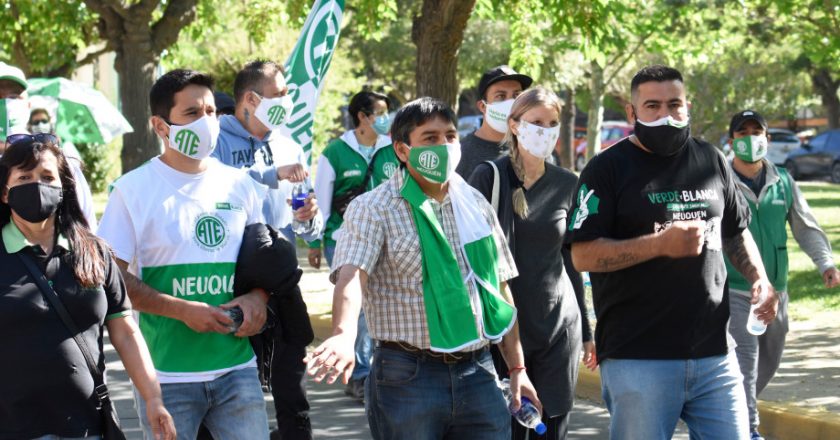 Quintriqueo aceptó la propuesta del Gobierno de Neuquén y levanta el paro, pero sigue sin el control de los autoconvados que mantienen los cortes de rutas