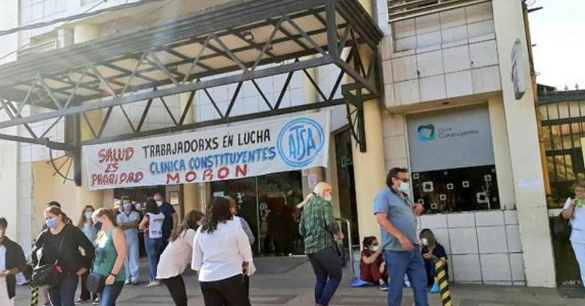 En el ingreso a la segunda ola, trabajadores de la Clínica Constituyentes de Morón hacen paro por deudas salariales