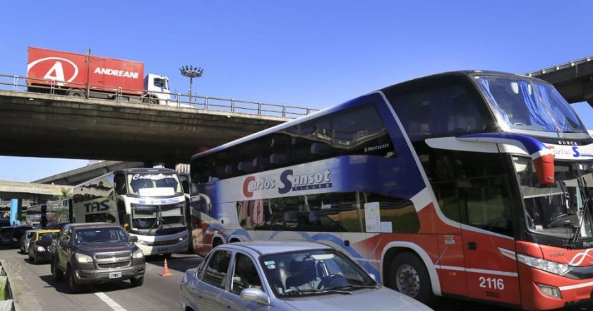 La UTA acordó aumento del salario básico más $50.000 no remunerativos para los choferes de larga distancia