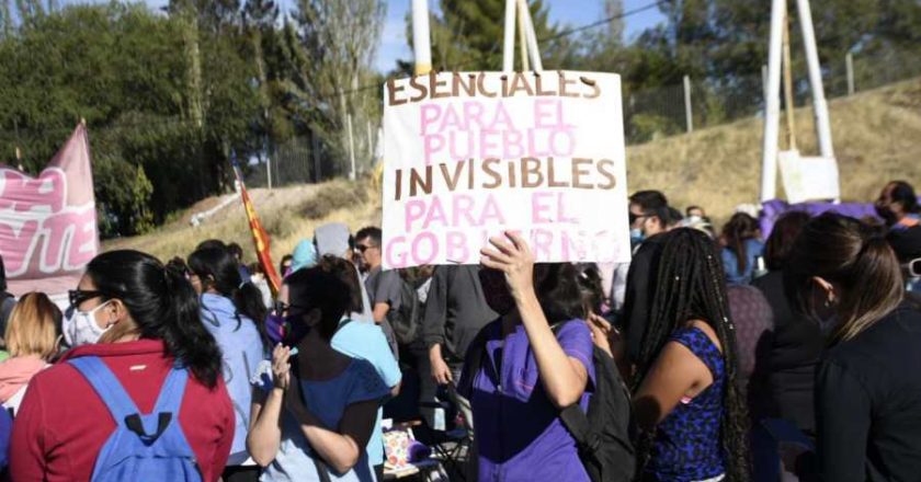 Los trabajadores de la salud neuquinos sostienen los cortes de ruta y ya hay faltantes de nafta en distintos puntos de la Provincia y de Río Negro