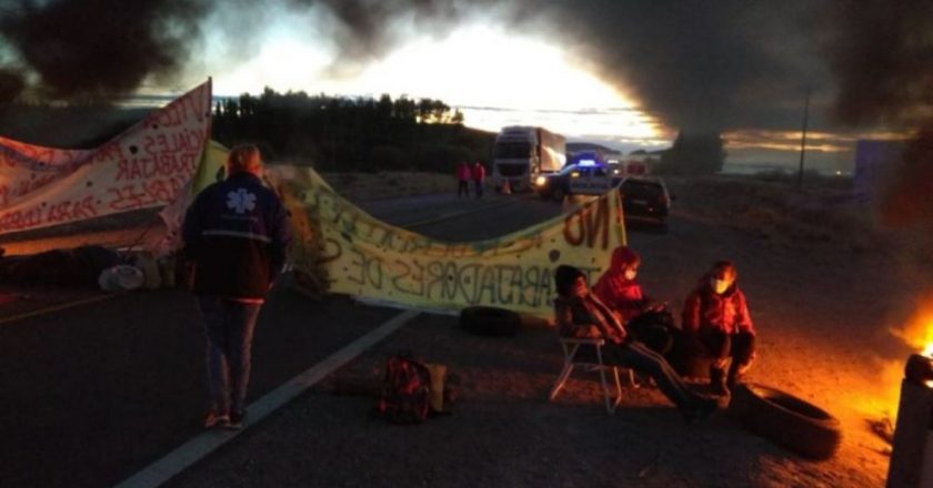 El personal de la salud mantiene los piquetes en Neuquén y empiezan los enfrentamientos con los petroleros