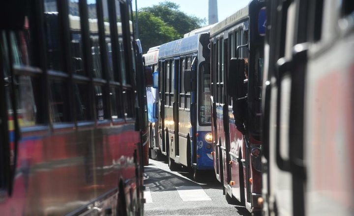 Presionado por las protestas de los opositores y de los autoconvocados, Roberto Fernández movió los colectivos para pedir vacunación