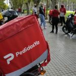 Uber lanza una mega oferta por Pedidos Ya para concentrar el mercado global del delivery mientras en Buenos Aires ya reconocen a repartidores como empleados