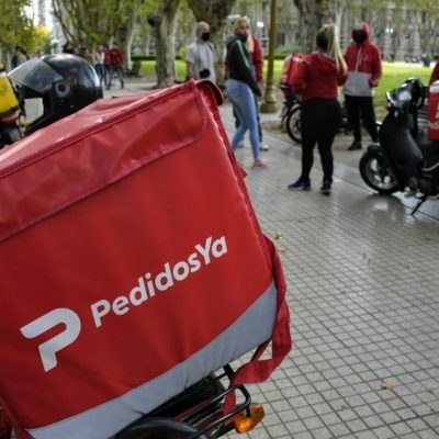 Uber lanza una mega oferta por Pedidos Ya para concentrar el mercado global del delivery mientras en Buenos Aires ya reconocen a repartidores como empleados
